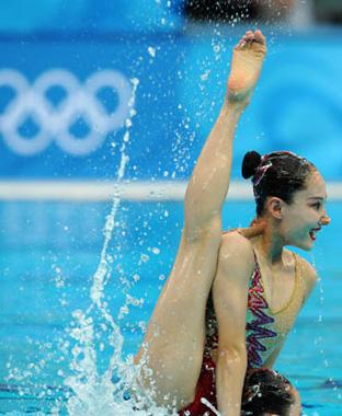 Wang Ok Gyong and Kim Yong Mi of the Democratic People's Republic of Korea compete during the duet free routine preliminary at the Beijing 2008 Olympic Games synchronized swimming event in Beijing, China, Aug. 19, 2008. (Xinhua/Wang Dingchang)