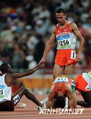 Rashid Ramzi of Bahrain won the gold in the men's 1,500m final at the National Stadium, Aug. 19, 2008. Rashid Ramzi helped Qatar athlete to get up after the match. (Xinhua) 