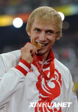 Russia's Andrey Silnov won the gold medal in the men's high jump final with 2.36 meters at the Beijing Olympic Games, Aug.19. (Xinhua)