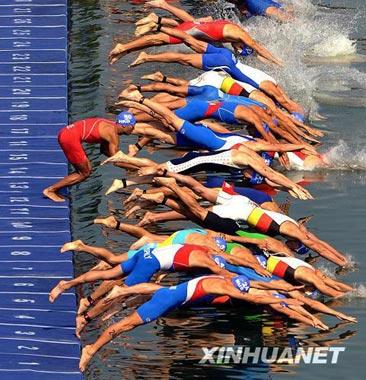 Li Zhihe from China's Hong Kong forgot to dive when other athletes dived into the water in the men's Olympic triathlon at the Beijing Games, Aug.19. (Xinhua)