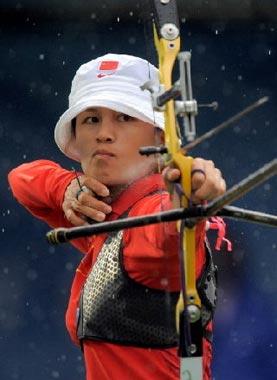 Zhang Juan Juan of China shoots an arrow in the quarter-finals match of the women's individual archery event during the 2008 Beijing Olympic Games at the Olympic Green archery field in Beijing on August 14, 2008. [Agencies]