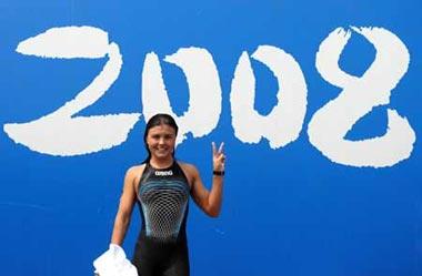 Larisa Ilchenko of Russia celebrates victory during women's marathon 10km competition at the Beijing 2008 Olympic Games swimming event in Beijing, China, Aug. 20, 2008. Larisa Ilchenko of Russia won the gold medal of the event. (Xinhua/Liu Dawei)