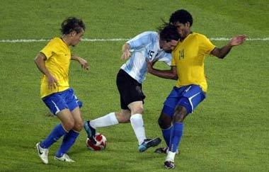 Breno (R) and Rafina of Brazil vies with Lionel Messi (C) of Argentina during the 2008 Beijing Olympic Games semi-finals men's football match at the Worker's Stadium in Beijing on August 19, 2008.[Agencies]