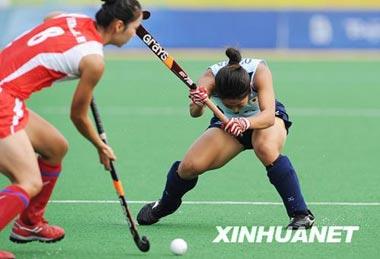 South Korea beat Japan 2-1 in the world's top 9/10 qualify women's hocky, Aug.20. Japanese athlete protected herself before her rival stroke the ball. (Xinhua)