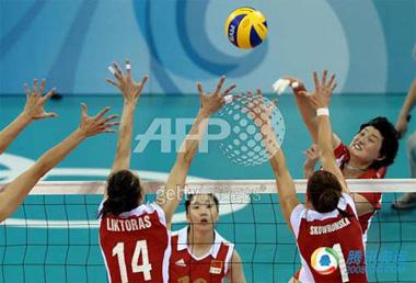 The Chinese women's volleyball team beat Russia in the quarter-finals with a convincing score of 3 to 0.