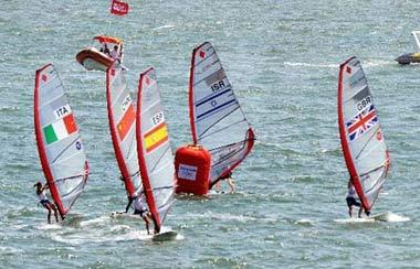 Sailors compete during RS:X Women Medal Race of the Beijing 2008 Olympic Games Sailing event in Qingdao, Olympic co-host city in east China's Shandong Province, Aug. 20, 2008. Yin Jian of China (2nd L) won the gold medal.(Xinhua/Song Zhenping)