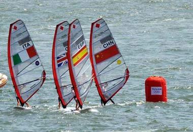Sailors compete during RS:X Women Medal Race of the Beijing 2008 Olympic Games Sailing event in Qingdao, Olympic co-host city in east China's Shandong Province, Aug. 20, 2008. Yin Jian of China (2nd L) won the gold medal.(Xinhua/Song Zhenping)