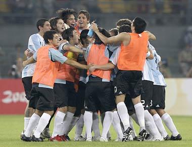 Argentina's players celebrate their victory over Brazil in their semi-final soccer match in Worker's Stadium during the 2008 Beijing Olympics, August 19, 2008. [Agencies] 