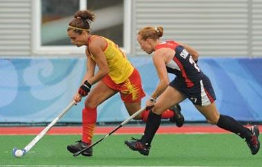 Nuria Camon (L) of Spain breaks through during the women's classification 7-8 match between the United States and Spain of Beijing Olympic Games hockey event in Beijing, China, Aug. 20, 2008. The U.S. lost to Spain 2-3. (Xinhua Photo)