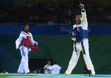 Guillermo Perez (blue) of Mexico celebrates after defeating Yulis Gabriel Mercedes of Dominican Republic during the women’s 49kg gold medal match at the Beijing Olympic Games taekwondo event in Beijing, China, Aug. 20, 2008. Guillermo Perez won the match and got the gold medal. (Xinhua Photo)
