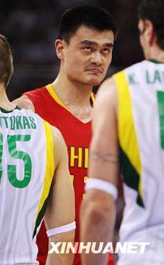 Yao Ming has different facial expressions during the men's basketball quarterfinal against Luthiania, Aug.20. China was beaten 68-94. (Xinhua)