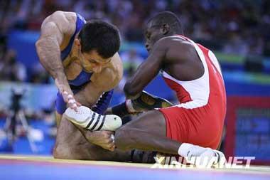 Otar Tushishvili from Georgia (left) beat Cuba's Geandry Garzon 2-0 and won the bronze medal in the men's freestyle 66kg wrestling at the Beijing Olympic Games, Aug.20. (Xinhua)