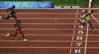 Usain Bolt of Jamaica (R) crosses the finish line ahead of Shawn Crawford of the U.S. (4) and Churandy Martina of the Netherlands during the men's 200m final of the athletics competition in the National Stadium at the Beijing 2008 Olympic Games August 20, 2008. Bolt set a new world record with a timing of 19.30 seconds. [Agencies]