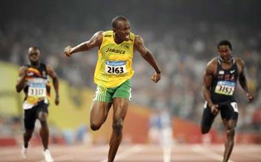 Jamaica's Usain Bolt (C) crosses the finish line in the men's 200m final at the