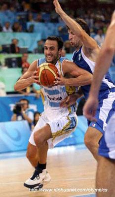 Emanuel David Ginobili of Argentina breaks through during Men's Quarterfinal - Game 67 between Argentina and Greece of Beijing 2008 Olympic Games basketball event at Olympic Basketball Gymnasium in Beijing, China, Aug. 20, 2008. Argentina beat Greece 80-78. (Xinhua)