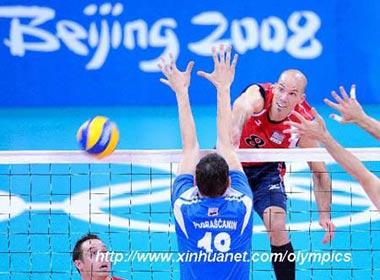William Priddy (R) of the U.S. spikes the ball during men's volleyball quarterfinal match between the U.S. and Serbia at Beijing Olympic Games in Beijing, China, Aug. 20, 2008. The U.S. beat Serbia 3-2. (Xinhua/Zhao Zhongzhi)