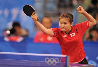 Ai Fukuhara of Japan returns the ball to Zhang Yining of China during their match in women's singles fourth round of Beijing 2008 Olympic Games table tennis event in Beijing, China, Aug. 21, 2008. Zhang Yining beat Ai Fukuhara 4-1. (Xinhua)