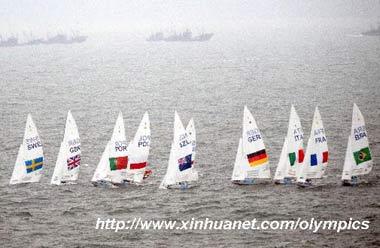 Sailors compete during Star Medal Race of the Beijing 2008 Olympic Games Sailing event in Qingdao, Olympic co-host city in east China's Shandong Province, Aug. 21, 2008. Iain Percy/Andrew Simpson of Great Britain (1st L) won the gold medal in the event. Robert Scheidt/Bruno Prada of Brazil (2nd L) won the silver. (Xinhua Photo)