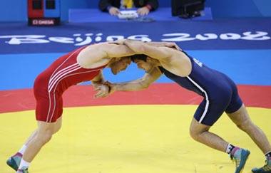 Shirvani Muradov (blue) of Russia fights against Taimuraz Tigiyev of Kazakhstan in their men's freestyle 96kg gold medal match of the Beijing 2008 Olympic Games Wrestling event in Beijing, China, Aug. 21, 2008. Shirvani Muradov beat Taimuraz Tigiyev and grabbed the gold.(Xinhua Photo)