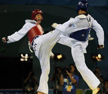 Son Taejin (red) of South Korea competes in Men -68kg Gold Medal contest against Mark Lopez of the U.S. at USTB Gymnasium in Beijing, China, Aug. 21, 2008. Son Taejin defeated Mark Lopez by final score 3-2 and won the gold medal of the event. (Xinhua/Zou Zheng)
