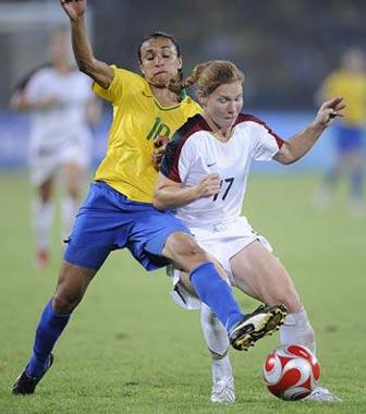 Marta (L) of Brazil vies for the ball during Women's Gold - Match 26 between the U.S. and Brazil of Beijing 2008 Olympic Games football event at Workers' Stadium in Beijing, China, Aug. 21, 2008. The U.S. beat Brazil 1-0 and won the gold medal of the event. (Xinhua Photo)