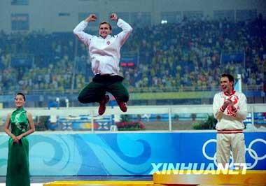 Lithuanian silver winner in the men's modern pentathlon jumped excitedly on the crowning stage, Aug.21.(Xinhua)