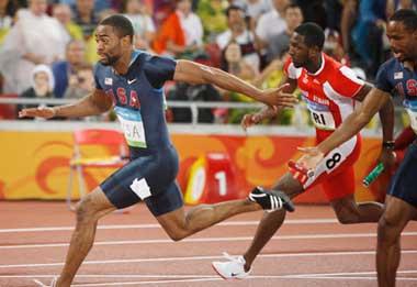 Tyson Gay (L) of the United States lost the baton during the men's 4 x 100m relay first round at the National Stadium, also known as the Bird's Nest, during Beijing 2008 Olympic Games in Beijing, China, Aug. 21, 2008. The United States team did not finish the competition.(Xinhua/Liao Yujie)