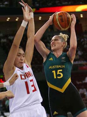 Lauren Jackson (15#) of Australia goes up for a shoot during the women's semifinal between China and Australia of the Beijing 2008 Olympic Games basketball event in Beijing,China, Aug. 21, 2008.Australia beat China 90-56.(Xinhua/Meng Yongmin)