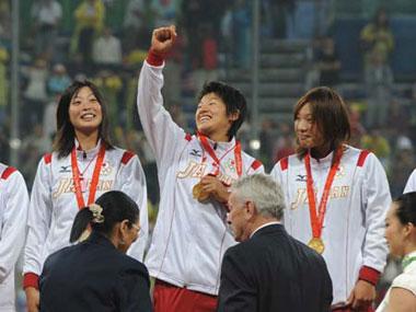 Members of the women's softball team of Japan celebrate on the podium at the awarding ceremony of the women's softball competition of the Beijing 2008 Olympic Games in Beijing, China, Aug. 21, 2008. Japan claimed the title in this event.(Xinhua/Wu Wei)