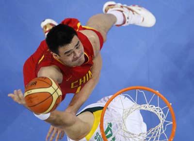 China's Yao Ming (L) attempts to score against Lithuania during their basketball game at the Beijing 2008 Olympic Games, August 20, 2008.