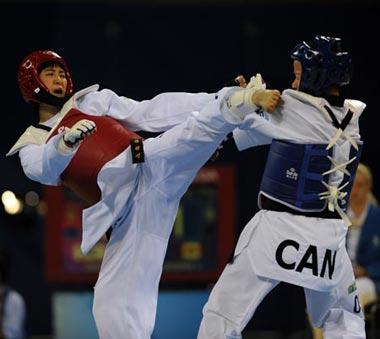 Karine Sergerie (blue) of Canada fights with Hwang Kyungseon of South Kroea during the women's 67kg gold medal match at the Beijing 2008 Olympic Games taekwondo event in Beijing, China, Aug. 22, 2008. Hwang Kyungseon won the match and gained the gold medal. (Xinhua/Zou Zheng)