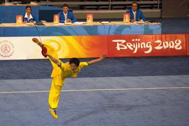 Zhao Qingjian of China performs during men's Daoshu (broadsword play) of the Beijing 2008 Wushu Competition in Beijing, China, Aug. 21, 2008. Zhao Qingjian ranked first in men's Daoshu competition with a score of 9.85. [Xinhua]