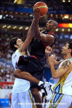 Kobe Bryant (up) of the United States jumps to shoot during the Men's Semifinal match the United States vs Argentina of Beijing 2008 Olympic Games basketball event in Beijing, China, Aug. 22, 2008. The US beat Argentina 101-81. (Xinhua/Li Jundong)