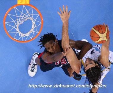 Luis ALberto Scola (R) of Argentina vies for the ball during the Men's Semifinal match the United States vs Argentina of Beijing 2008 Olympic Games basketball event in Beijing, China, Aug. 22, 2008.(Xinhua/Meng Yongmin)