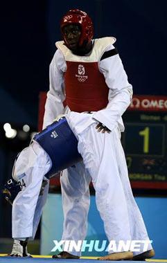 Hwang Kyung-seon from South Korea claimed the women's 67kg taekwondo title at the Beijing Olympics, beating Karine Sergerie from Canada in the final, Aug.22. Hwang Kyung-seon pat on the latter's ass to cheer her up. (Xinhua)