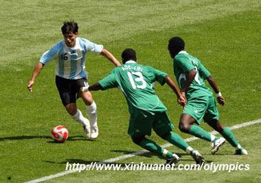 Sergio Aguero (L) of Argentina dribbles during the men's gold match of football event between Nigeria and Argentina at Beijing 2008 Olympic Games in the National Stadium, known as the Bird's Nest, in Beijing, China, Aug. 23, 2008. (Xinhua/Li Gang)