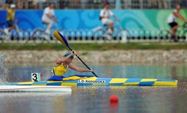 Inna Osypenko-Radomska of Ukraine competes in the women’s kayak single (K1) 500m final at Beijing 2008 Olympic Games in the Shunyi Rowing-Canoeing Park in Beijing, China, Aug. 23, 2008. Inna Osypenko-Radomska of Ukraine won the gold medal. (Xinhua Photo)