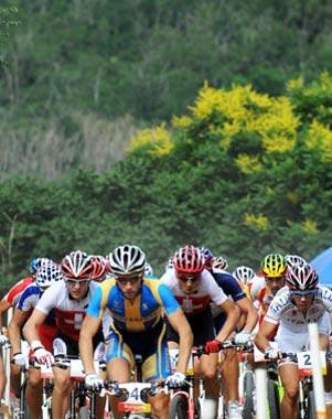 Cyclists compete during the men's cross country of the Beijing Olymic Games cycling-mountain bike event at Laoshan Mountain Bike Course in Beijing, China, Aug. 23, 2008. Julien Absalon of France claimed the title in this event with a time of 1:55:59. (Xinhua Photo)