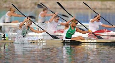 Katalin Kovacs and Natasa Janic of Hungary compete in the women's kayak double (K2) 500m final at Beijing 2008 Olympic Games in the Shunyi Rowing-Canoeing Park in Beijing, China, Aug. 23, 2008. They won the gold medal. (Xinhua/Jiang Enyu)
