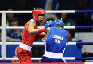 James Degale (red) of Great Britain competes against Emilio Correa Bayeaux of Cuba during Men's Middle (75kg) Final Bout of Beijing 2008 Olympic Games boxing event at Workers' Gymnasium in Beijing, China, Aug. 23, 2008. James Degale defeated Emilio Correa Bayeaux and won the gold medal of the event. (Xinhua Photo)