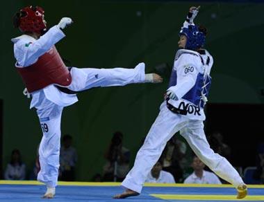 Maria del Rosario Espinoza (red) of Mexico fights against Nina Solheim of Norway during the Taekwondo women +67kg Gold medal contest at the Beijing Olympic Games in Beijing, China, Aug. 23, 2008. Maria del Rosario Espinoza defeated Nina Solheim and won the gold medal.(Xinhua Photo)