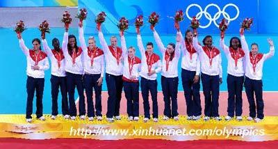 Players of the U.S. women's volleyball team wave on the podium after winning the silver medal of women's volleyball event at the Beijing Olympic Games in Beijing, China, Aug. 23, 2008. (Xinhua)