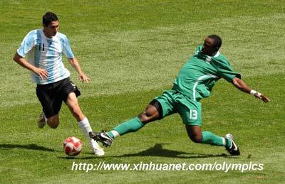 Olubayo Adefemi (R) of Nigeria vies for the ball with Angel Di Maria of Argentina during the men's gold match of football event between Nigeria and Argentina at Beijing 2008 Olympic Games in the National Stadium, known as the Bird's Nest, in Beijing, China, Aug. 23, 2008. (Xinhua)