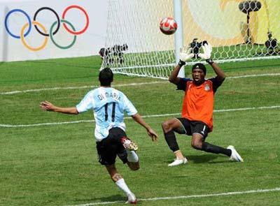 Angel Di Maria (#11) of Argentina makes a goal during the men's gold match of football event between Nigeria and Argentina at Beijing 2008 Olympic Games in the National Stadium, known as the Bird's Nest, in Beijing, China, Aug. 23, 2008. (Xinhua)