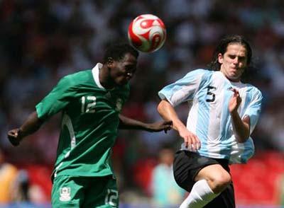 Fernando Gago (#5) of Argentina vies for the ball with Ebenezer Ajilore (#12) of Nigeria during the men's gold match of football event between Nigeria and Argentina at Beijing 2008 Olympic Games in the National Stadium, known as the Bird's Nest, in Beijing, China, Aug. 23, 2008. Argentina won the match and claimed the title of the event. (Xinhua)