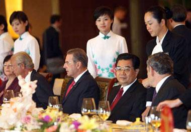 Chinese President Hu Jintao (2nd R front) hosts a banquet at the Diaoyutai State Guesthouse for the foreign leaders and and international dignitaries who will attend the closing ceremony of Beijing Olympic Games, in Beijing, China, Aug. 24, 2008. (Xinhua Photo)
