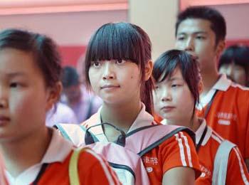 Students from Dujiangyan arrive at the Shanghai Railway Station in Shanghai, east China, Aug. 31, 2008. Around 1,300 vocational school students from the quake-hit Dujiangyan City of southwest China's Sichuan Province arrived in Shanghai by a special train on Sunday. They will be studying in 24 vocational schools in Shanghai with various living allowances and tuition fees covered.(Xinhua Photo)