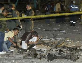 Colombian police officers inspect the remains of a car after an explosion in Cali city September 1, 2008. At least four people were killed and around 20 more wounded by a car bomb in the Colombian city of Cali in one of the worst urban attacks this year, authorities said on Monday. The suspected guerrilla bomb hit the local court building in Cali, near Colombia's Pacific coast where drug traffickers transport cocaine shipments north to the United States and Mexico, officials said.REUTERS/Jaime Saldarriaga (COLOMBIA)