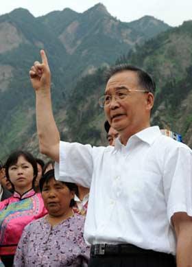 Chinese Premier Wen Jiabao addresses a press conference in Yingxiu Town, Wenchuan, southwest China's Sichuan Province, on the morning of Sept. 2, 2008. Wen Jiabao condoled quake sufferers and held a press conference here during his visit on Tuesday. (Xinhua Photo)