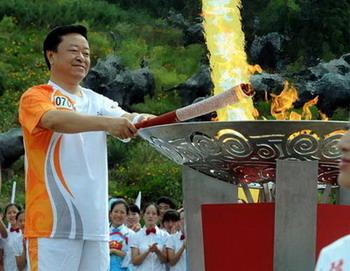 Jing Rui lights the cauldron.(Photo credit: Xinhua)
